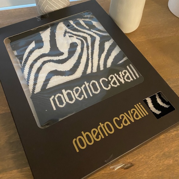 BEAUTIFUL NEW Roberto Cavalli scarf and hat set - Picture 2 of 5